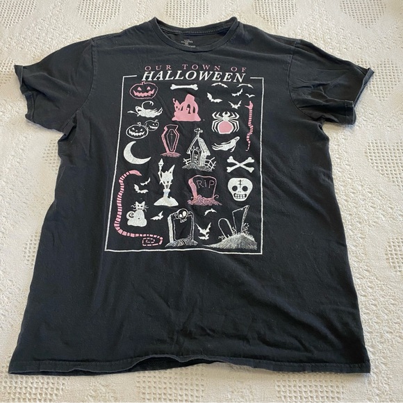 Disney Tops - 🍓Nightmare Before Christmas Graphic Tee (M)